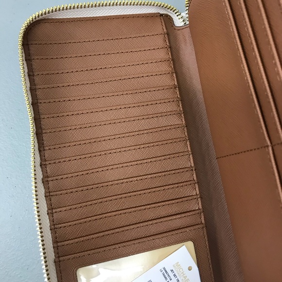 Michael Kors jet set travel wallet - Picture 8 of 11